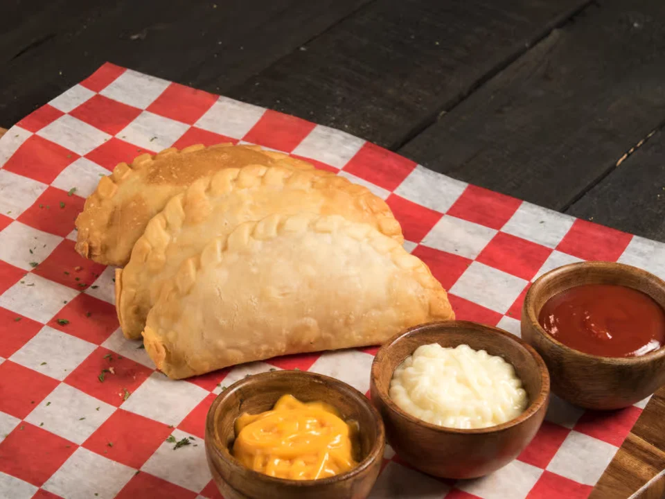 Empanada de Pollo - Crispy empanada stuffed with seasoned chicken
